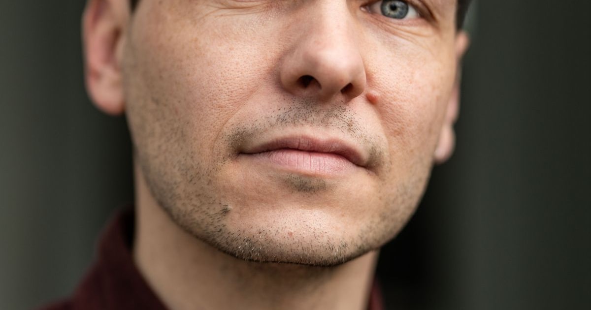 Michiel Cox spreekt in Rhoon over vaderschap in Verhalenkasteel