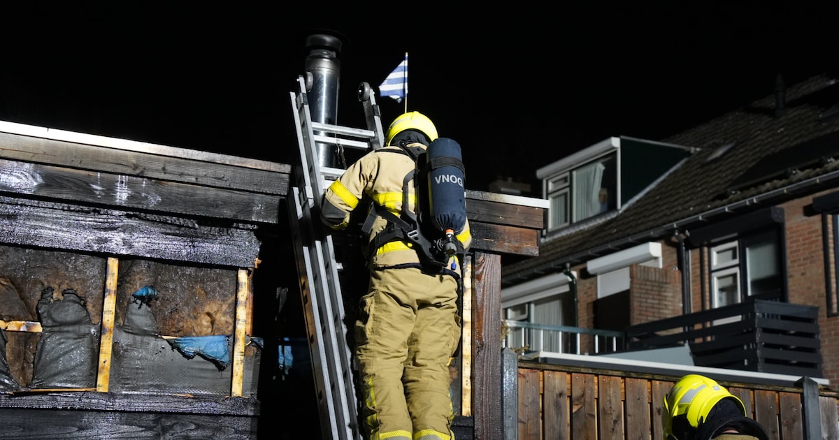 Schuur in Wezep beschadigd door brand, brandweer weet overslag te voorkomen