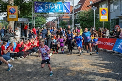 Op zaterdag mag je ook wandelen en rollen tijdens het marathonfeest, maar het meest wordt er gerend