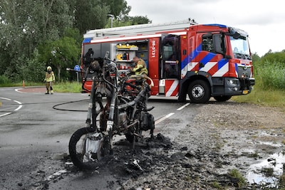 Motorrijder beleeft rampzalige eerste rit: net gekochte motor vliegt in brand op N322 bij Brakel
