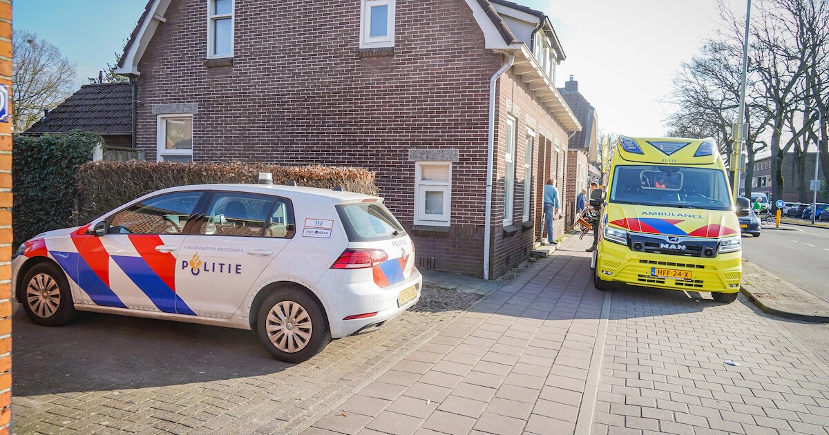Motorrijder botst op fietser in Emmen en raakt gewond