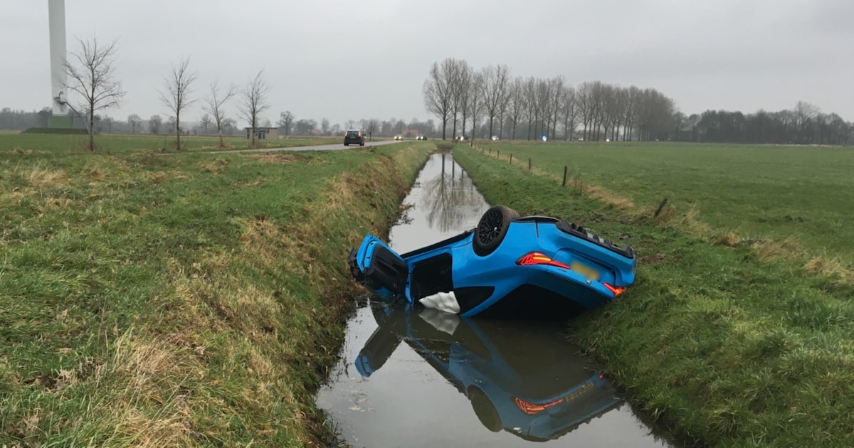 Peperdure BMW M4 belandt op zijn kop in een sloot