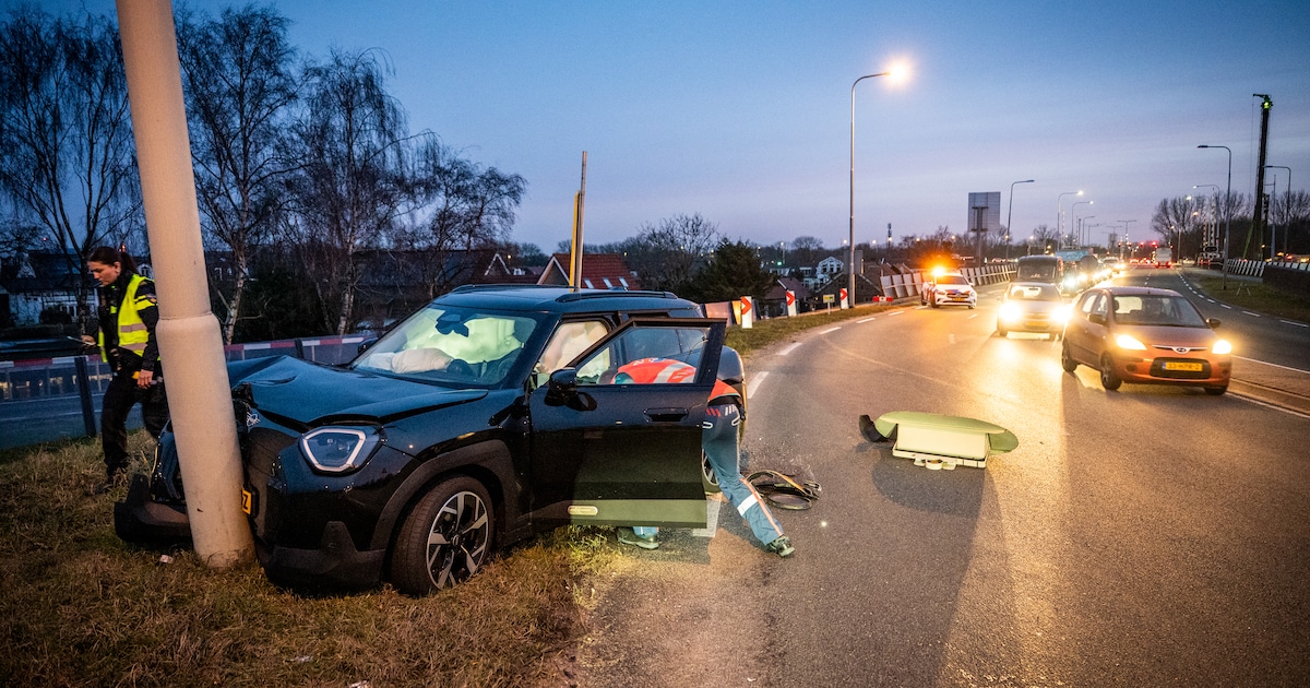 Auto crasht tegen stoplicht op N207 bij Alphen aan den Rijn