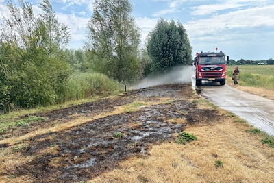 Brandweer blust bermbrand in buitengebied Oosterhout