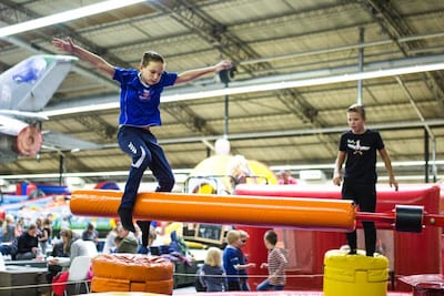 Springen, lasergamen en stormbanen: op Vliegveld Twenthe is binnenkort een springfestijn