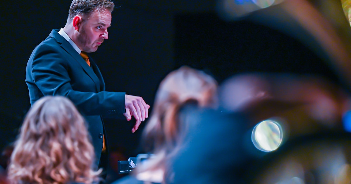 Erik (41) begeleidt zijn orkest al veertien jaar, maar mist kans op wereldtitel door droombaan
