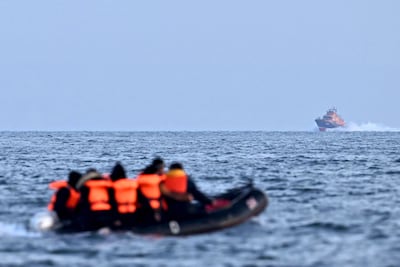 Extreemrechtse demonstranten proberen migranten tegen te houden in Britse havenstad Portsmouth