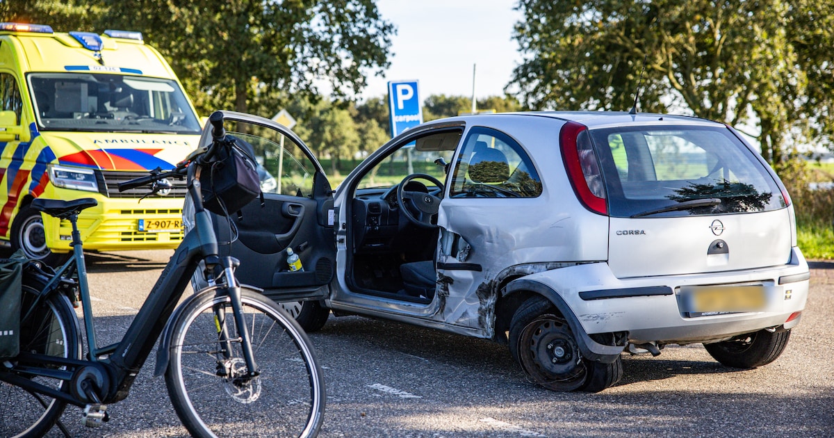Twee auto's botsen hard op elkaar bij Beetsterzwaag