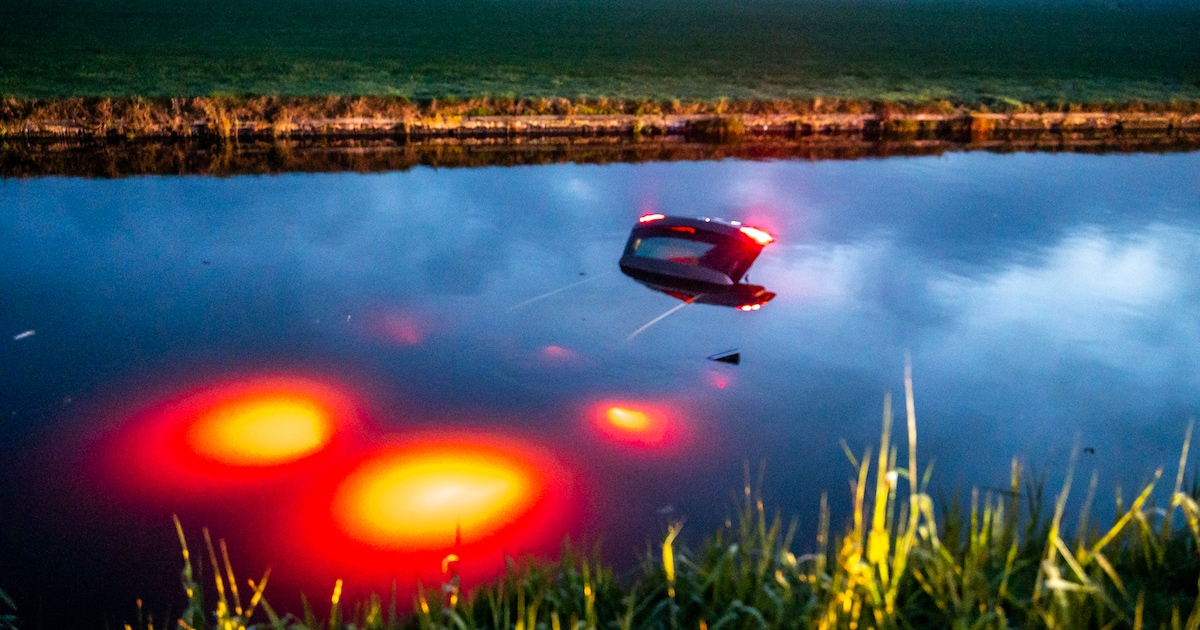 Automobilist rijdt kanaal in langs Vaart Westerzijde in Donkerbroek