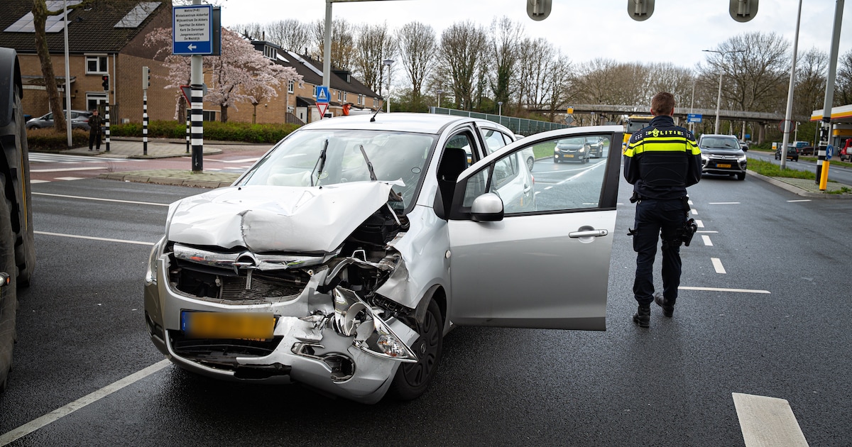 Kop-staartbotsing tussen twee auto's in Spijkenisse