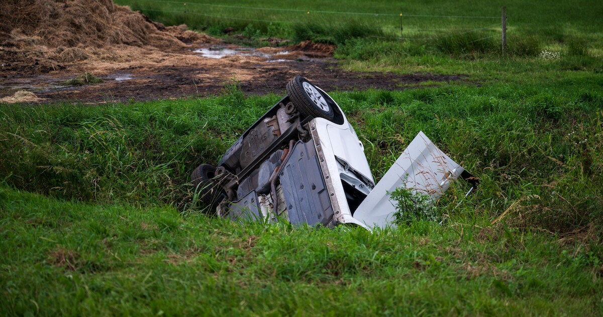 Auto raakt te water in Froombosch, bestuurster verlaat auto zelfstandig | 112 nieuws Midden-Groninge