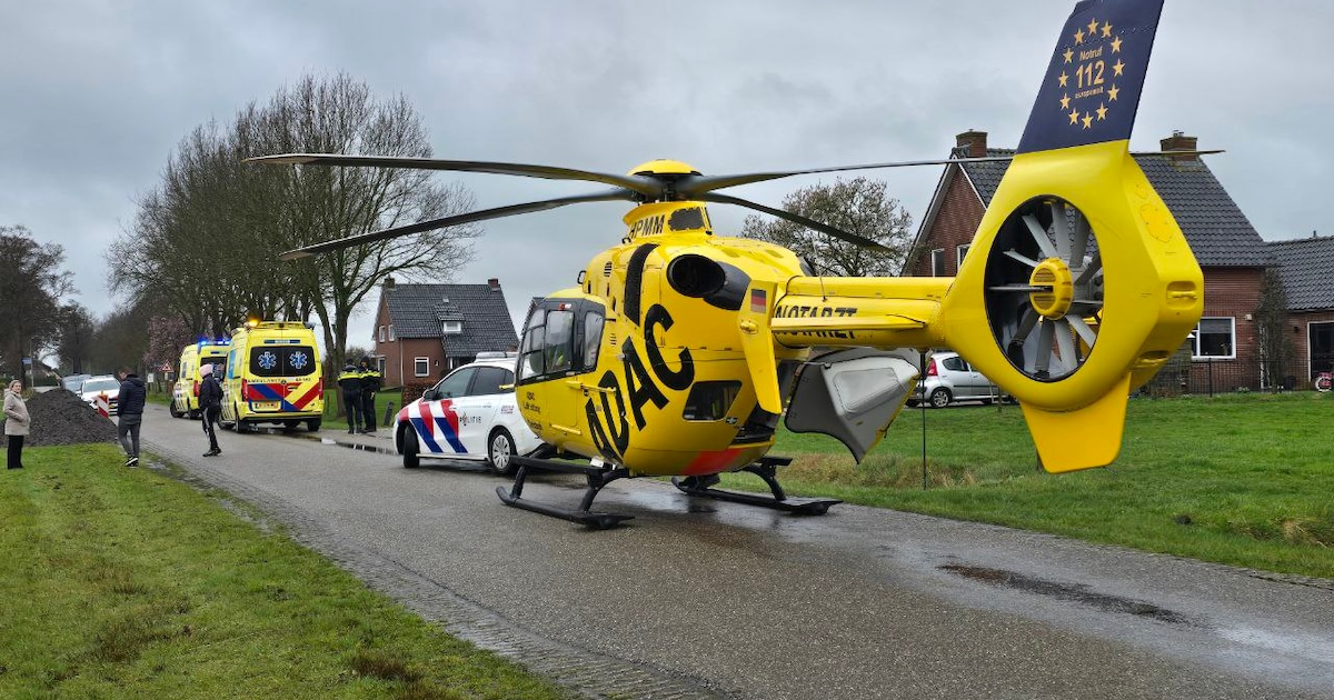 Vrouw valt hard van fiets in Den Ham, traumahelikopter landt midden op de weg
