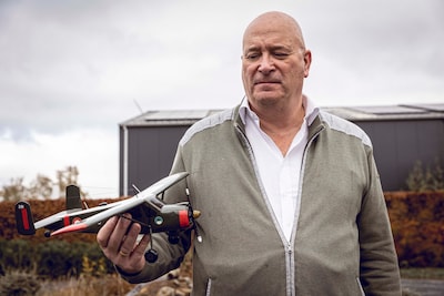 Dirk (65) en copiloot maakten geslaagde noodlanding nadat ze wiel verloren: “Eind goed, al goed? Tot