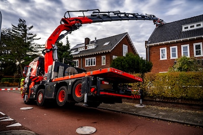 Bouwkraan zakt weg in Nijmegen, dak van woning beschadigd