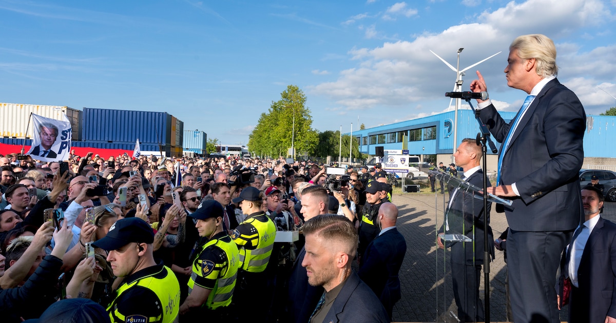 Geert Wilders spreekt bij protest tegen azc in Uithoorn, ook veel voorstanders aanwezig: ‘Azc hoezee