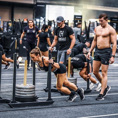 Personal trainer Yaenty (26) gaat voor wereldrecord ‘24 uur sled push’ op Rotterdam Centraal