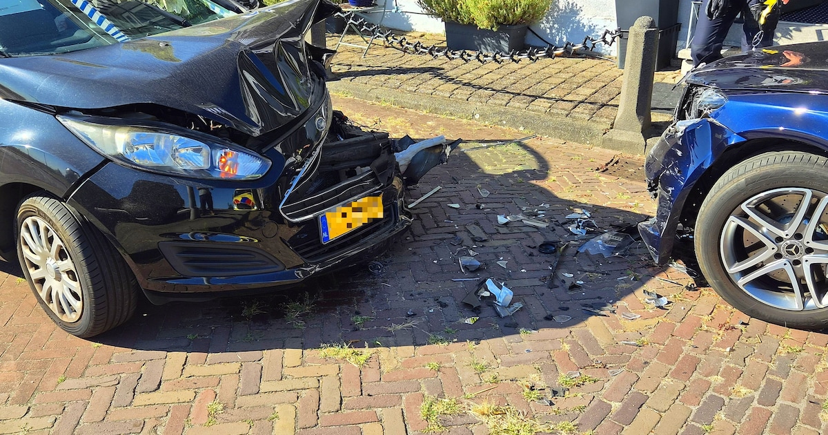 Auto botst op geparkeerde auto in Alblasserdam