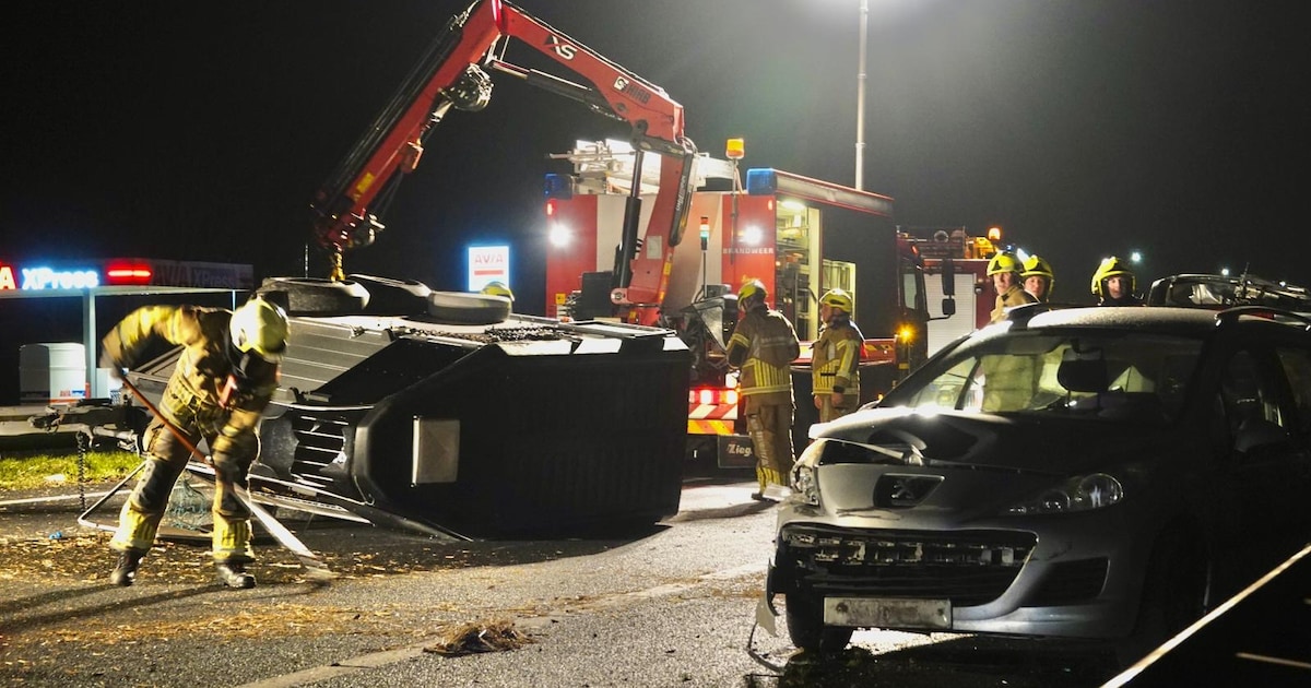 A7 bij Abbekerk dicht na ongeluk met twee auto’s en paardentrailer