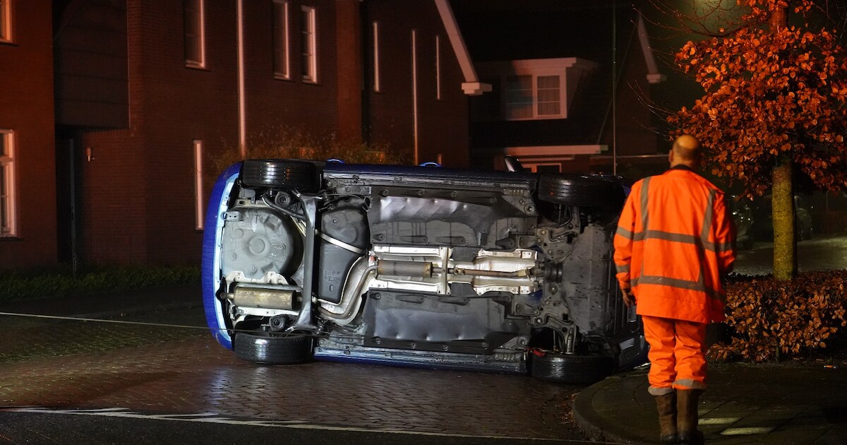 Auto botst op een paaltje en eindigt gekanteld op de weg in Gilze | Gilze en Rijen