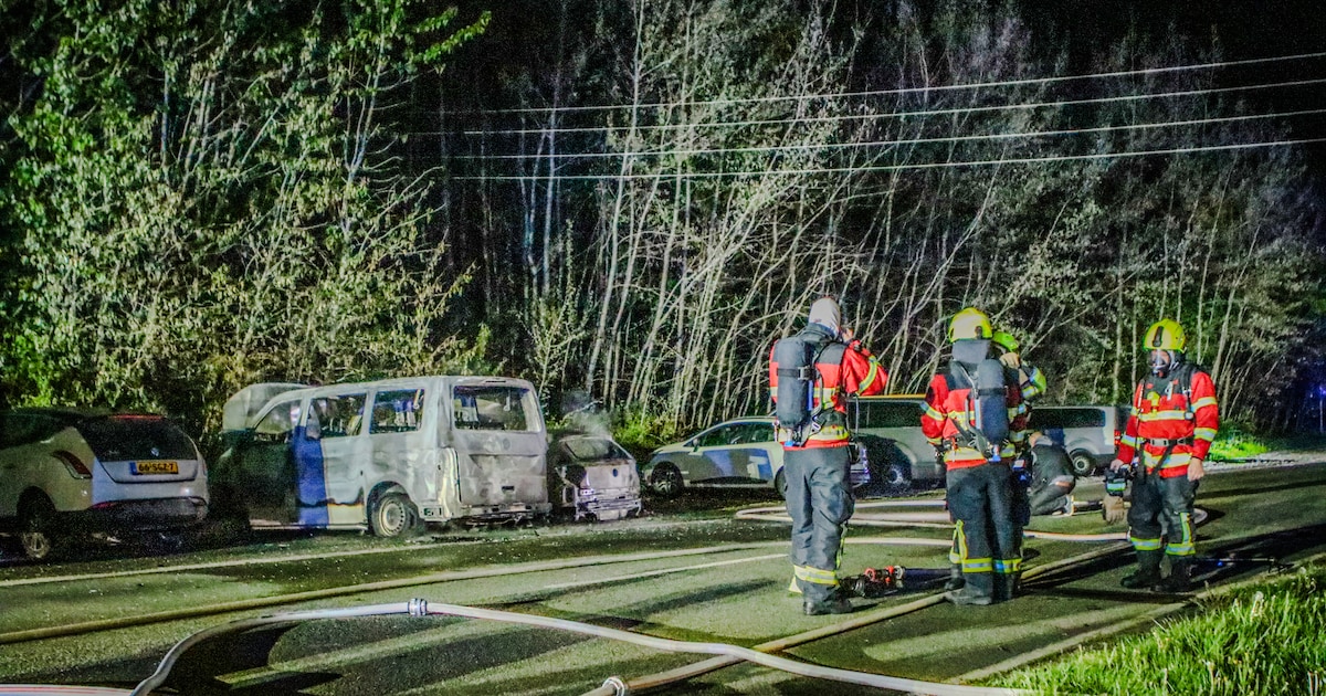 Auto’s in lichterlaaie in grensgebied, Duitse en Nederlandse brandweer samen in actie
