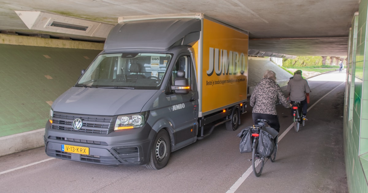 Jumbo-bezorger rijdt zich klem onder spoorviaduct in Harmelen