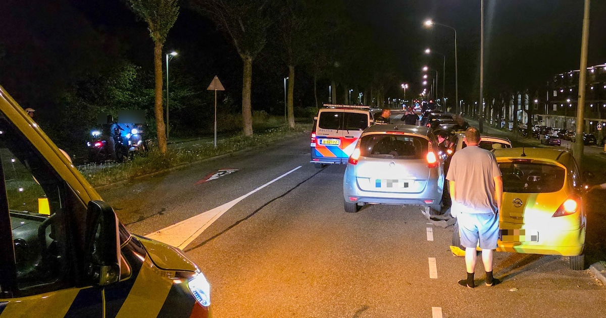 Auto botst op twee stilstaande auto's aan Noordendijk in Dordrecht