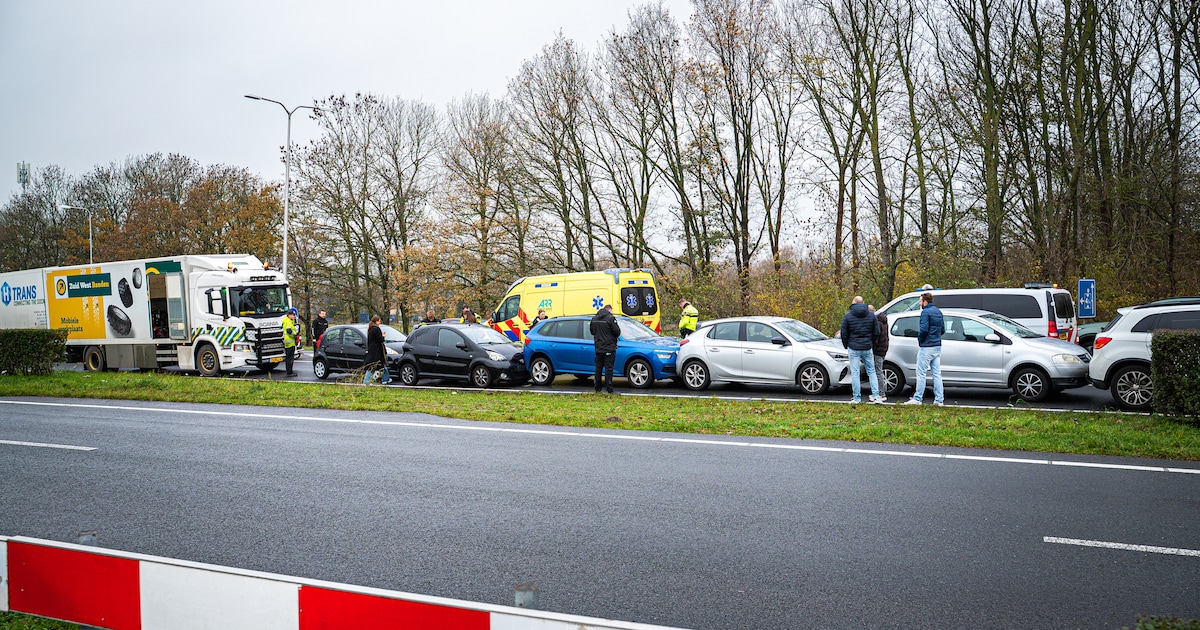 9 voertuigen botsen op N218 bij Heenvliet