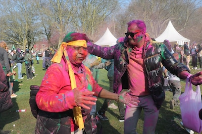 Foto’s: Holi Phagwa uitbundig en kleurrijk gevierd in het Zuiderpark