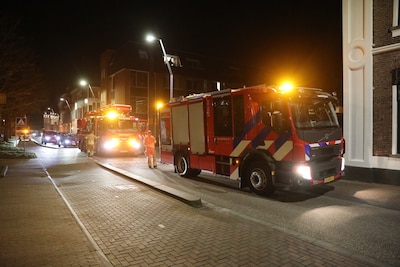 Barbecue vat vlam op balkon in Roosendaal, brandweer komt met veel wagens in actie