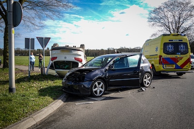 Auto slaat over de kop bij ongeluk in Vorden