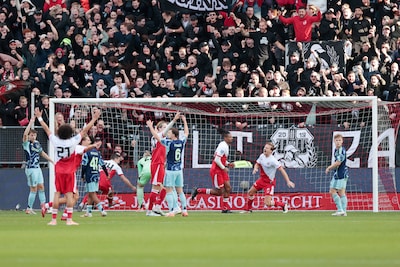 Mika Godts schiet Ajax met afstandsknal dichter bij FC Utrecht, Oscar Gloukh mist kans op gelijkmaker