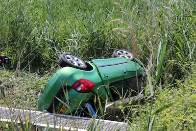 Auto belandt na verkeersconflict in sloot langs A59 bij Waspik, ree komt om het leven