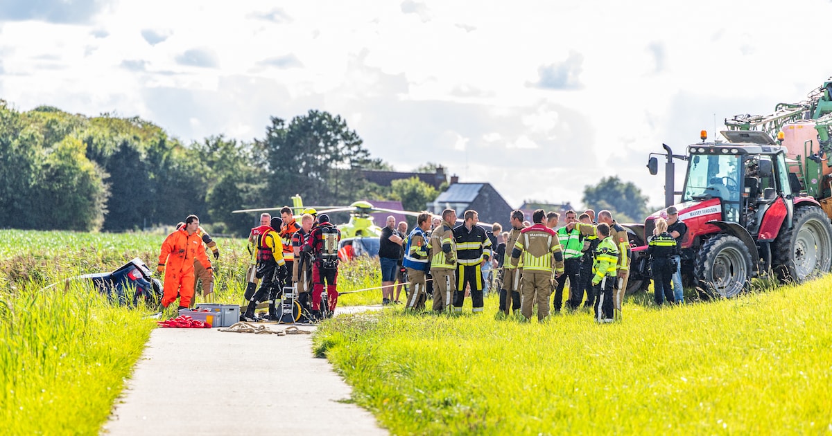 Auto schiet van dijk af en belandt in water bij Holwert, bestuurder zwaargewond
