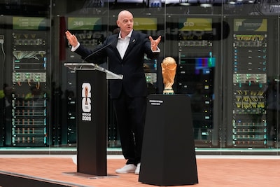 FIFA meet en presenteert data van spelers tijdens WK, shirt van Pelé uit finale 1958 onder de hamer