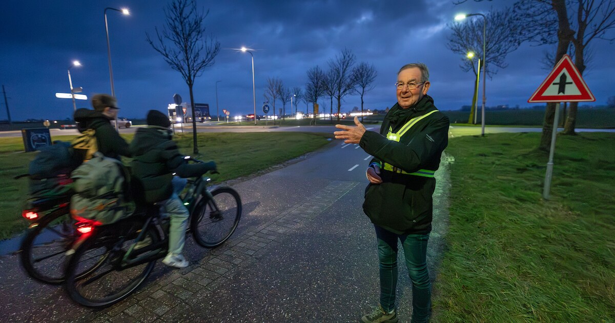 Glimlach en groet voor scholier en forens: Wie is toch de man die dat dagelijks bij Wilsum doet?