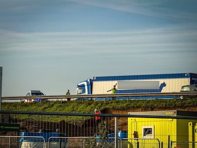 Flinke vertraging op A12 na ongeval met meerdere voertuigen: verkeer moet over vluchtstrook