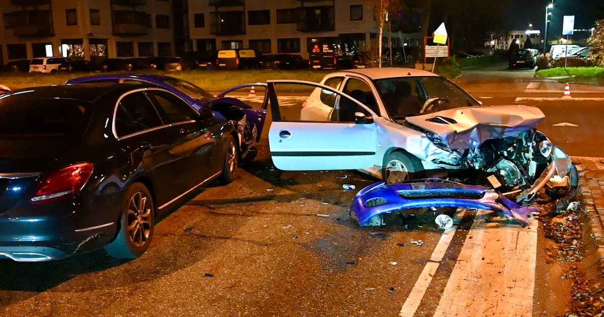 Schade na botsing tussen drie auto's op kruising in Maarssen