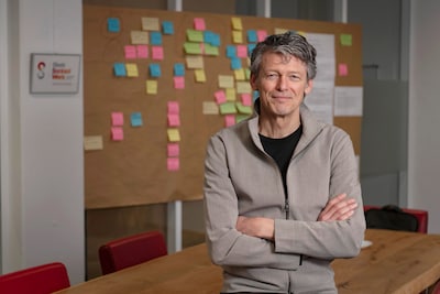 De zorg trilt op haar grondvesten, ziet Gon Mevis: ‘Het moet anders, in onze dorpen zie je hoe dat k