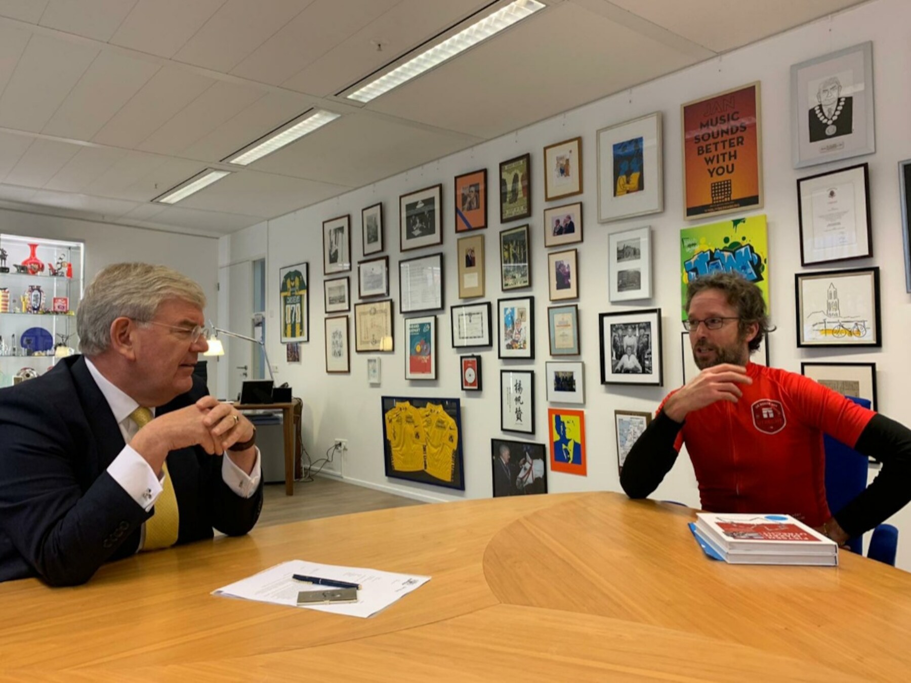 Jan van Zanen en Laurens Hitman aan de koffie. Onderwerp van gesprek: een Haags/Utrechtse Tourstart.