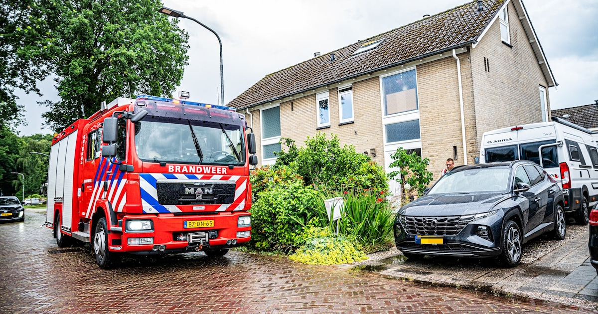Bliksem slaat in bij woning in Hooghalen, bewoner gewond