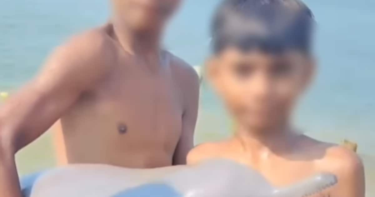 Woede om opgedoken video: kinderen halen zeldzame dolfijn uit rivier om mee te poseren