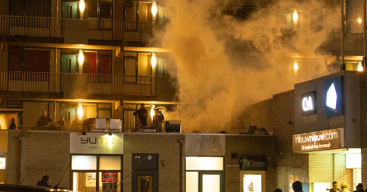Restaurant en supermarkt in Heerenveen ontruimd na dakbrand