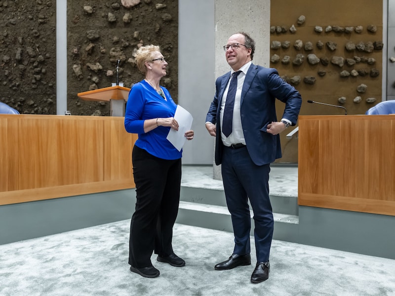 Verkenner Wouter Koolmees praat met Corrie van Brenk (50PLUS) voorafgaand aan het debat.