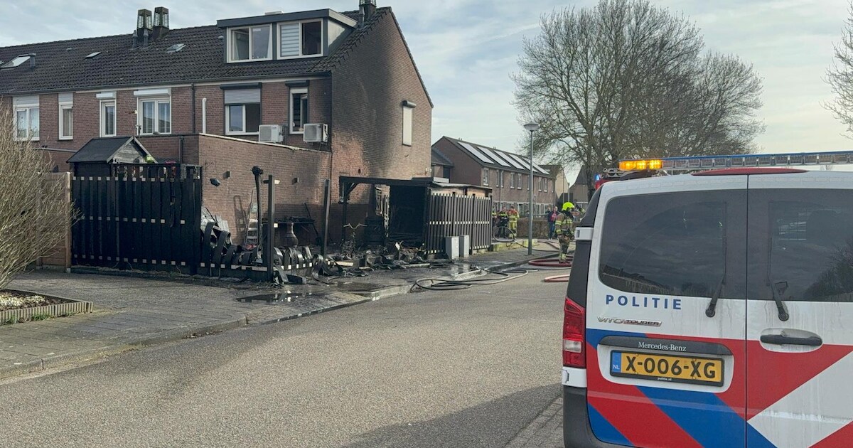 Huis in Eijsden zwart geblakerd door felle brand in tuin