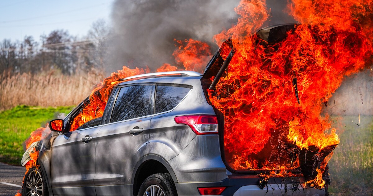Net gekochte auto vliegt plots in brand in Nuenen, brandweer moet creatief te werk gaan