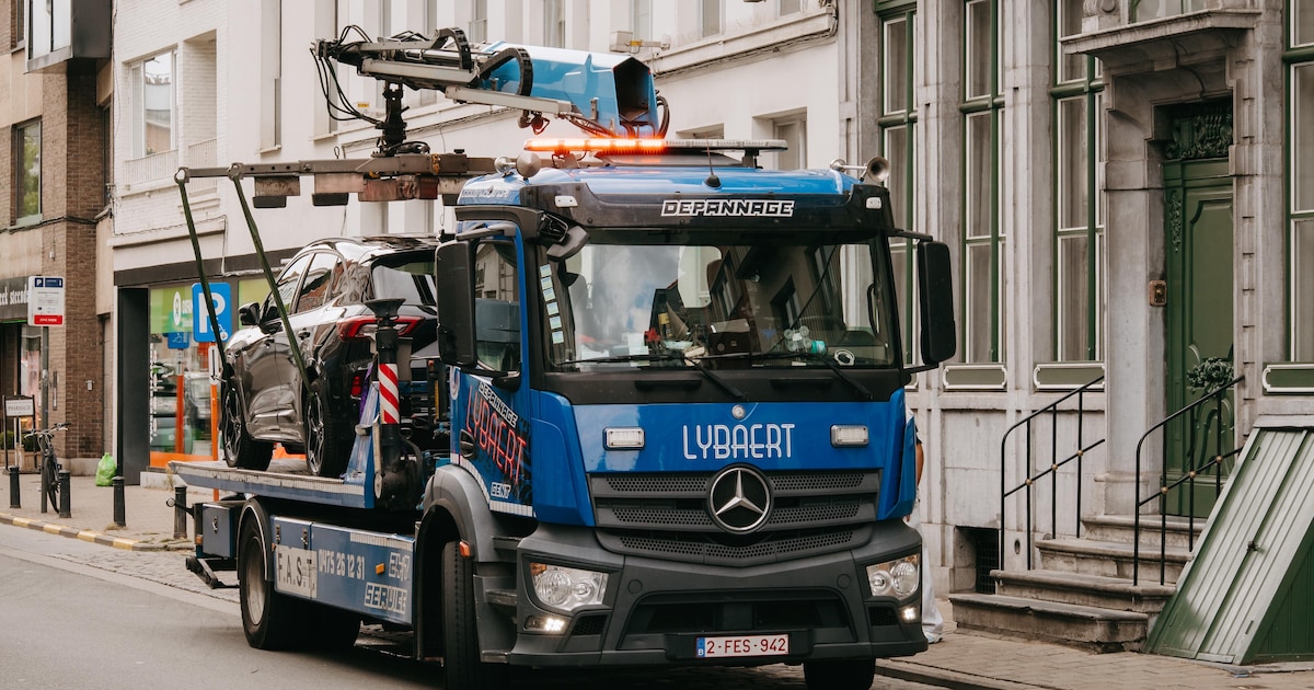 Auto wijkt van rijbaan af en botst op ander voertuig op Bredabaan