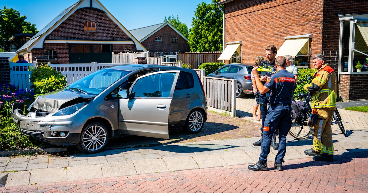Auto eindigt in voortuin in Ter Aar na botsing met andere auto