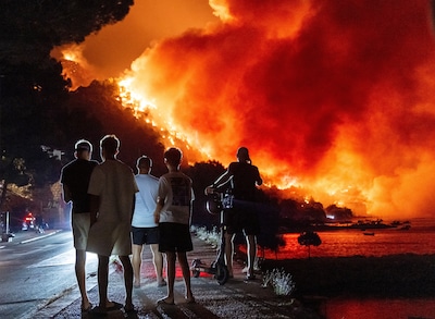Nederlandse toeristen geëvacueerd wegens bosbrand in Kroatië, recordaantal branden in Engeland