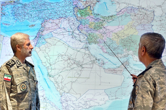 de-iraanse-opperbevelhebber-amir-hatami-links-tijdens-een-vergadering-in-de-oorlogsbunker-van-het-iraanse-leger-op-een-onbekende-locatie