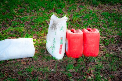 Gedumpte jerrycans en zakken gevuld met chemicaliën gevonden in berm in De Moer
